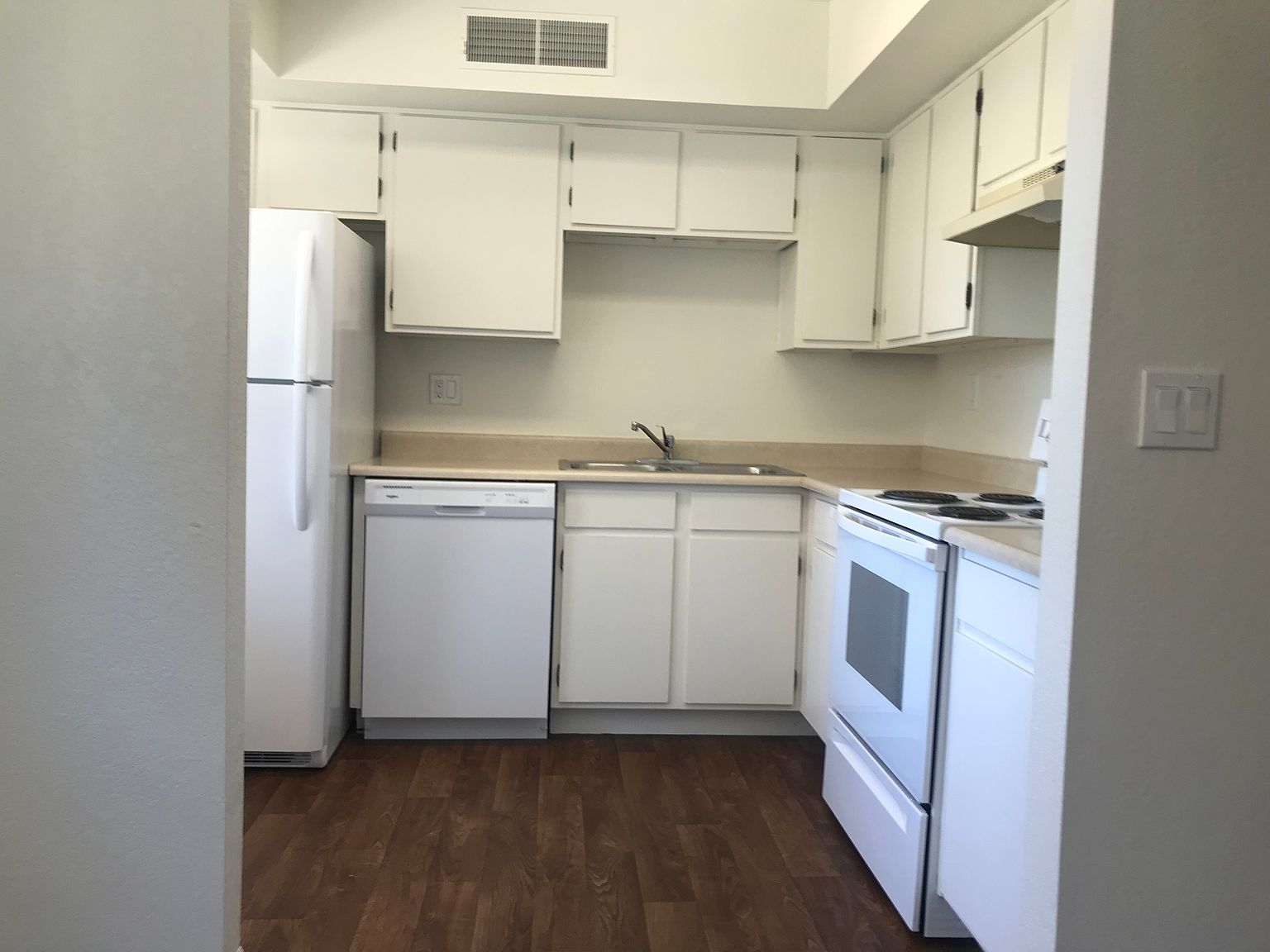 914 W Glendale Ave photo 4