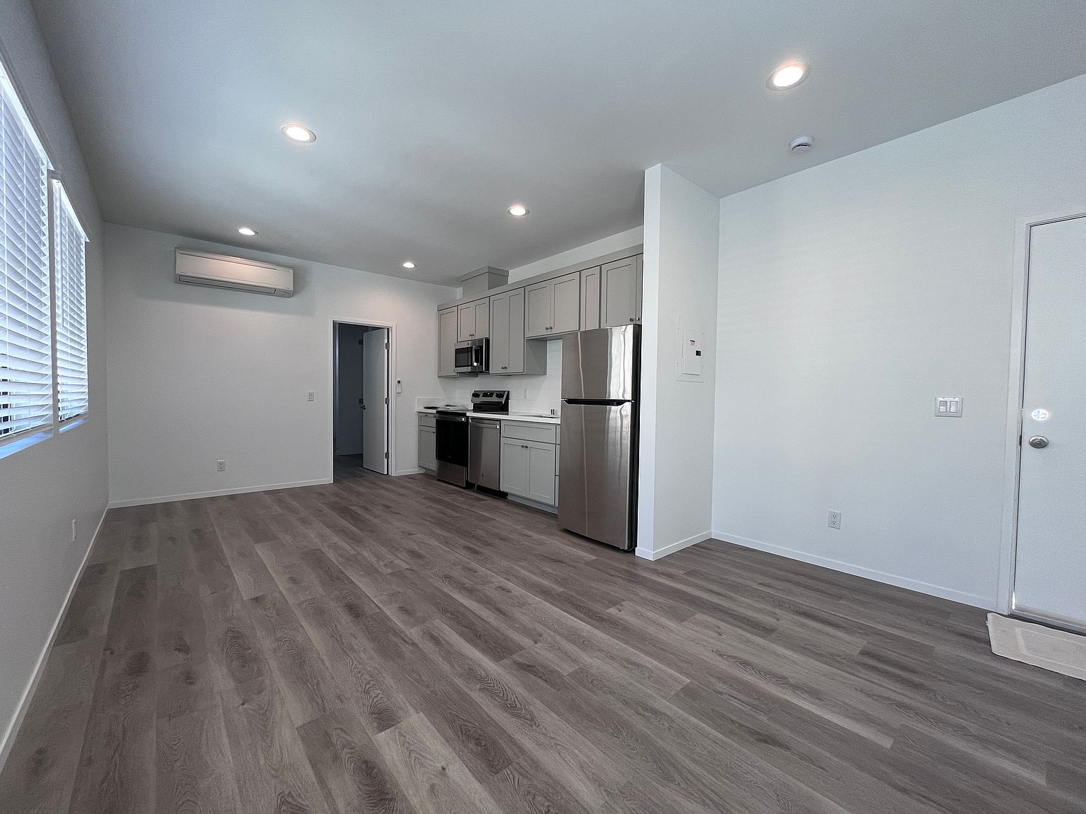 1542 Grand Ave photo 3
