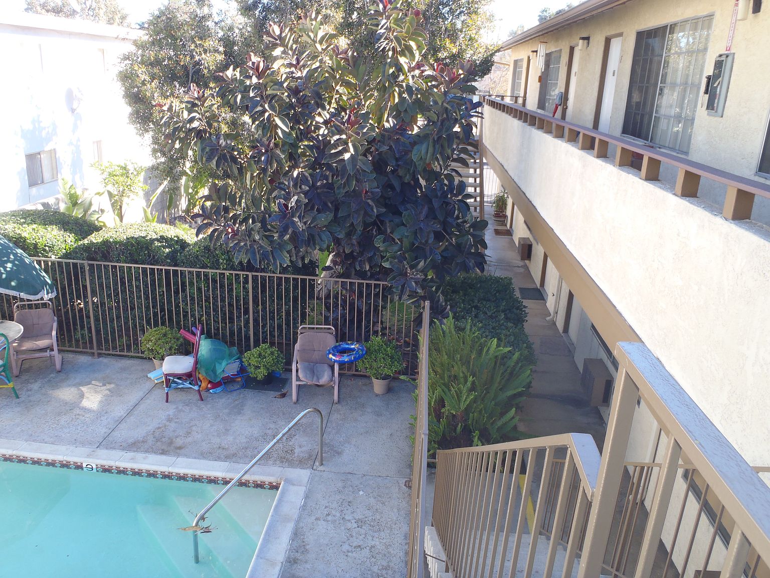 580 Graves Ave photo 2