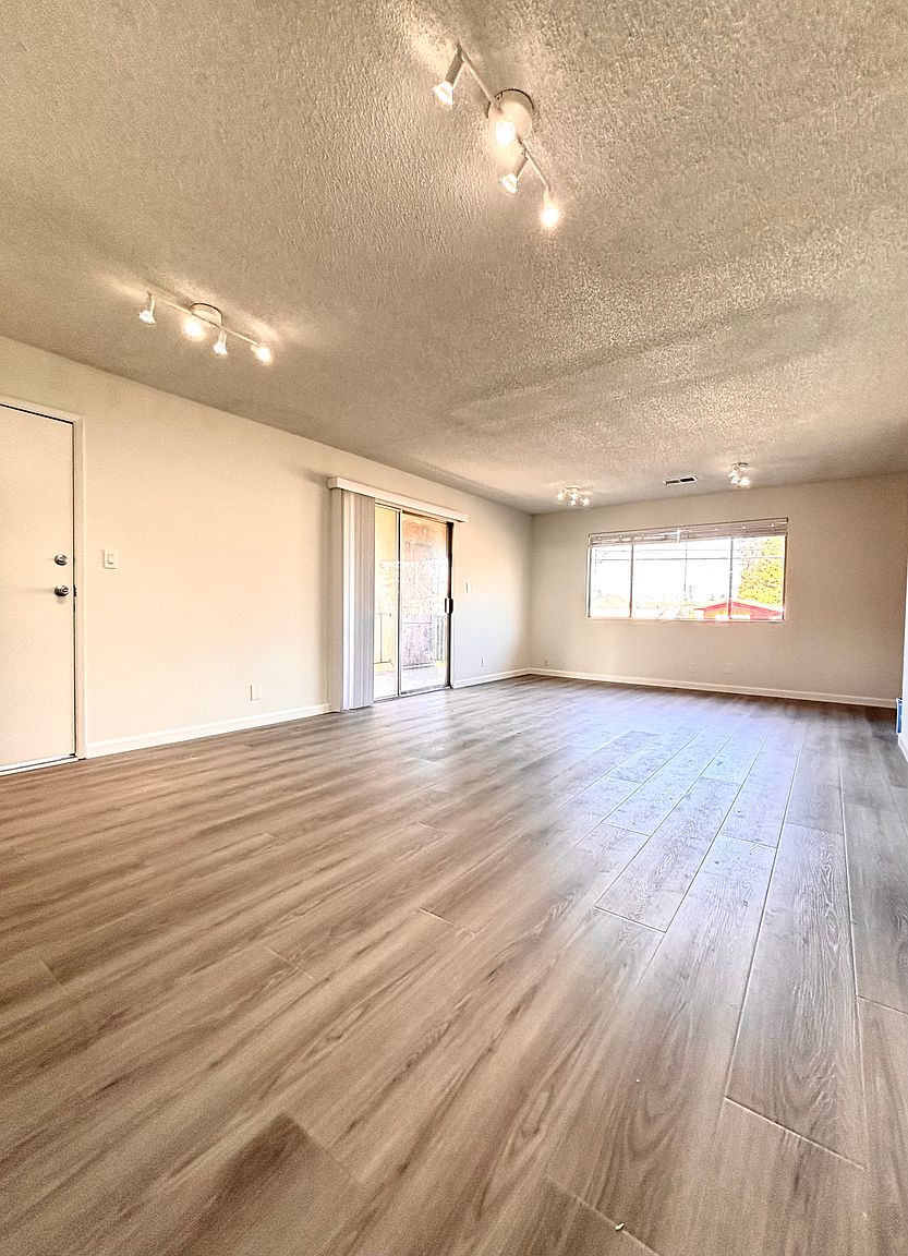 3BR/2BA Apartment on Laurel Ave · Oakland photo 2