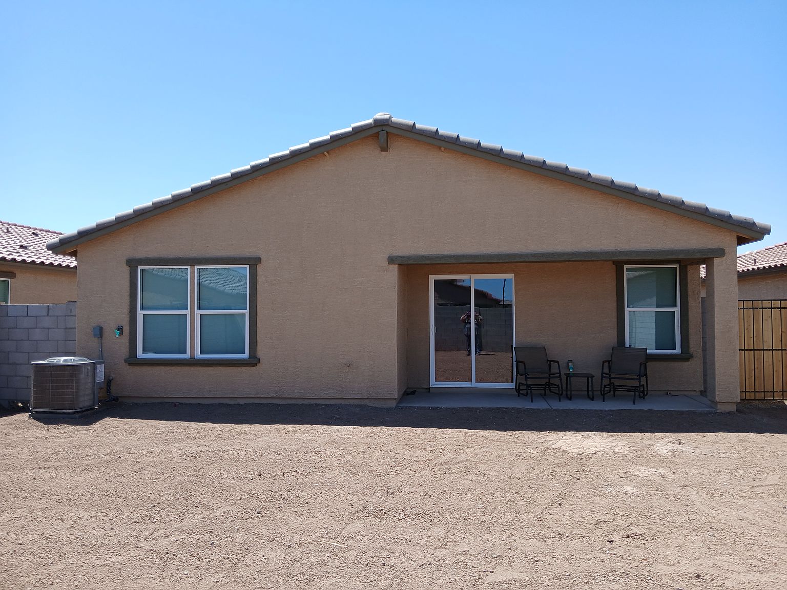1072 W Elliot St photo 2
