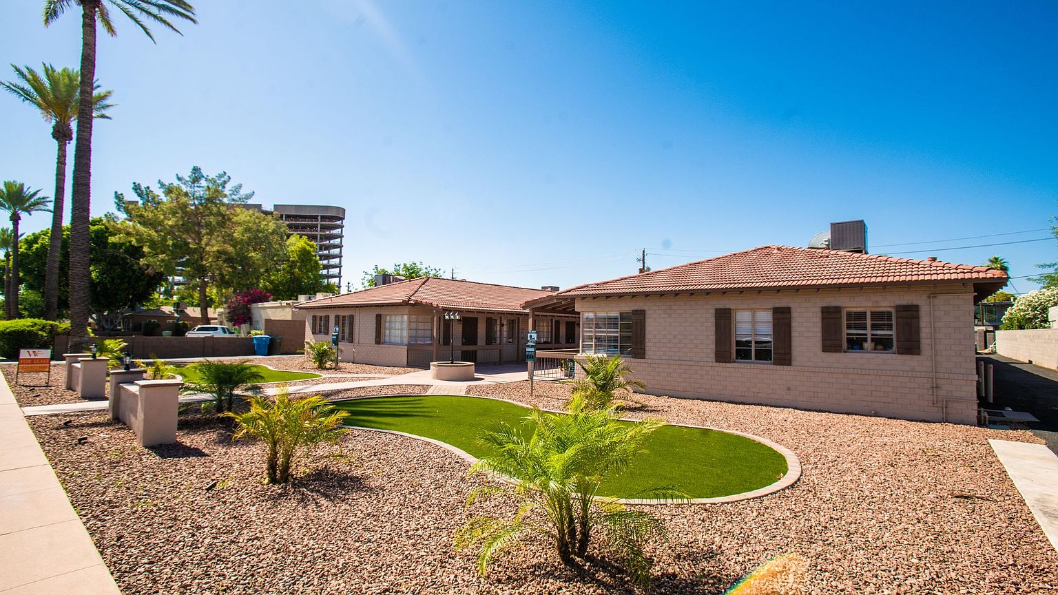 Mariposa Palms photo 2