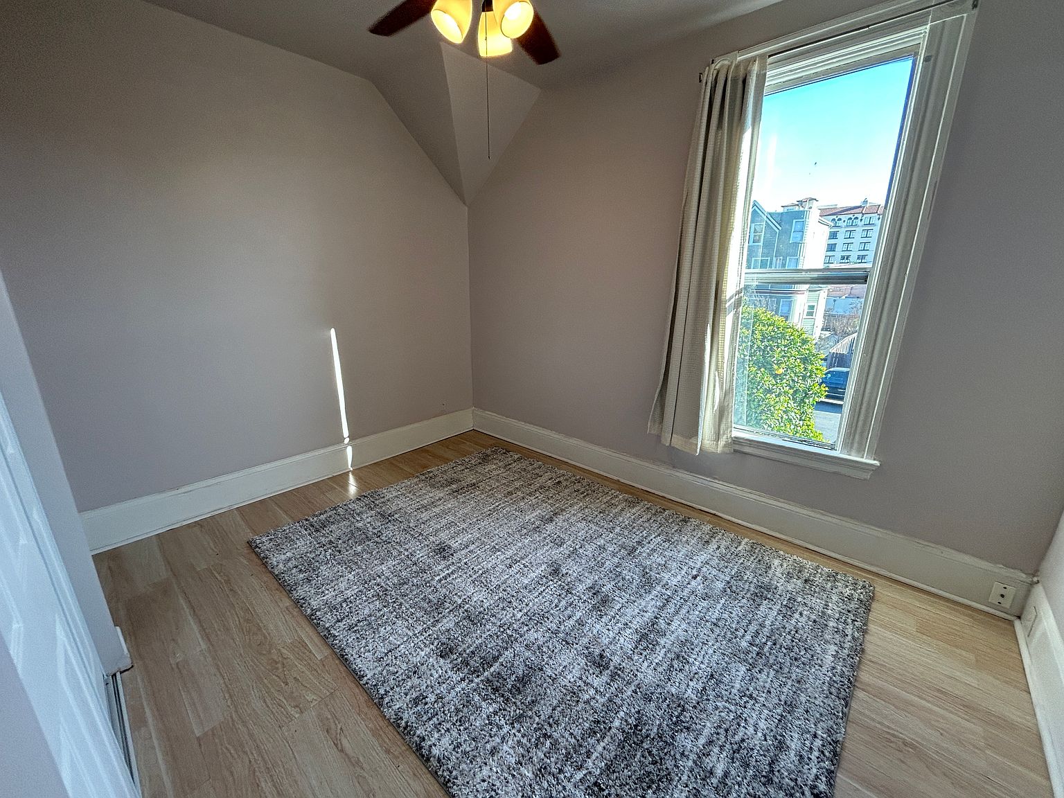 524 Carolina St photo 4