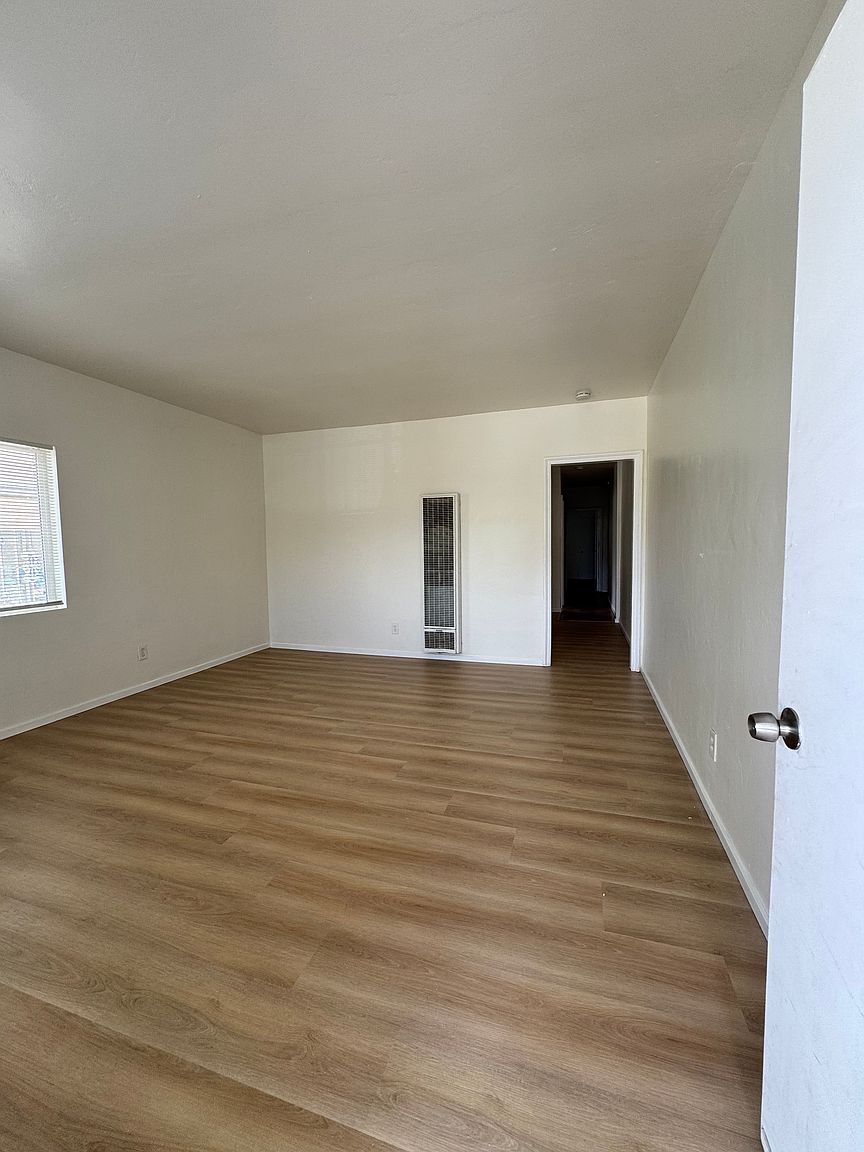3863 Franklin Ave photo 2