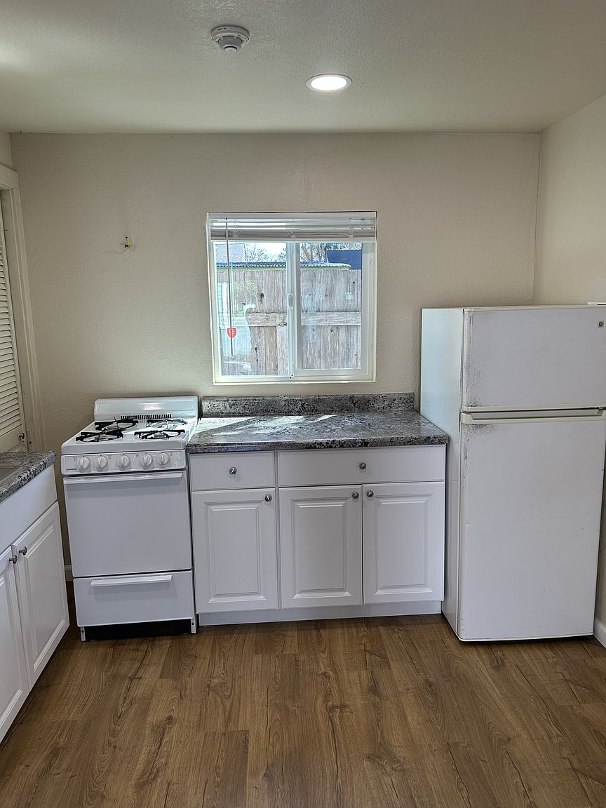 934 Clark St unit B photo 5