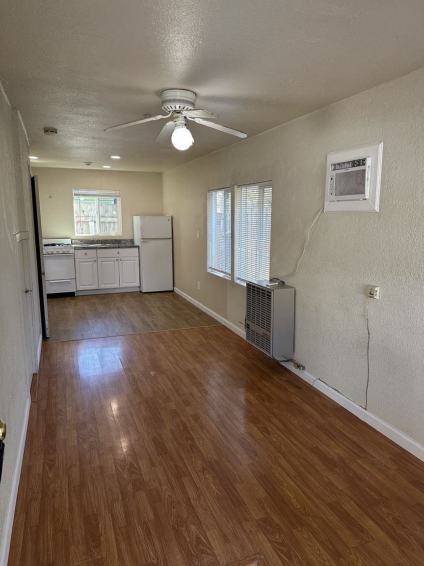934 Clark St unit B photo 3