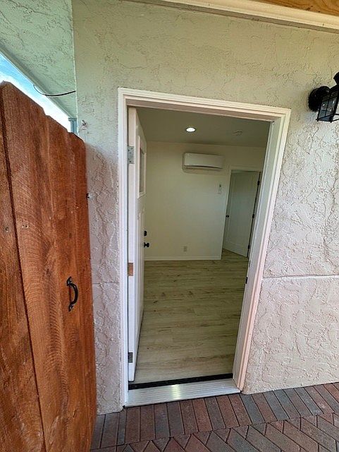 557 Roberta Ave photo 4