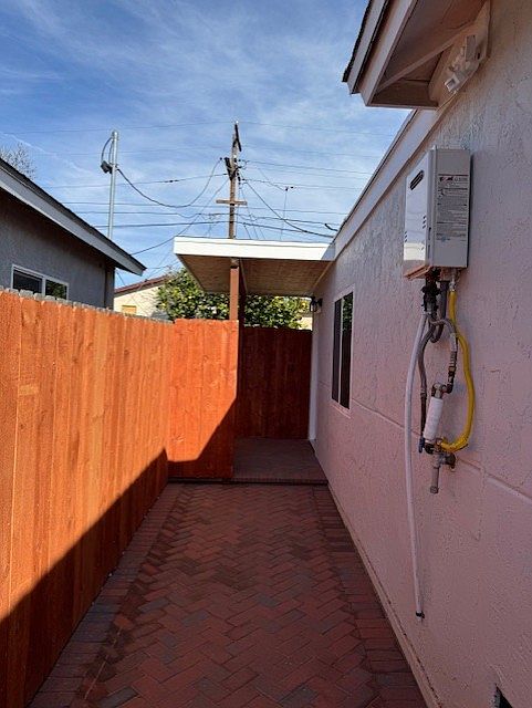 557 Roberta Ave photo 2