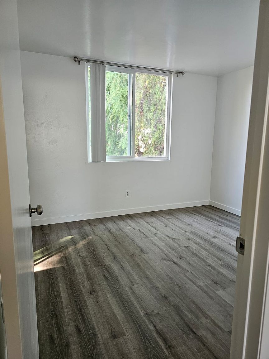 4266 Lamont St photo 4