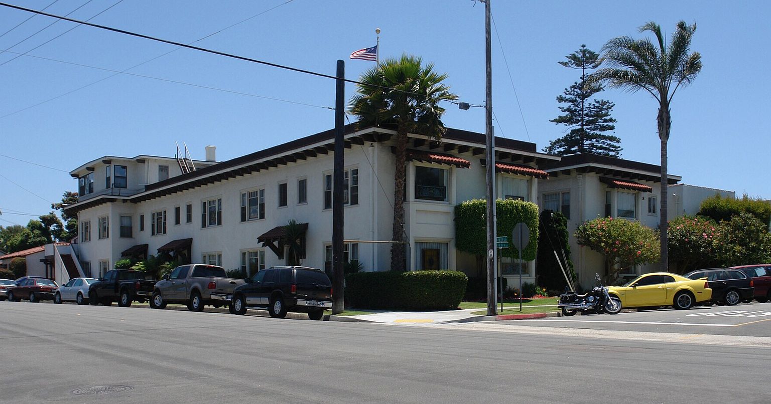 1015 A Ave photo 3