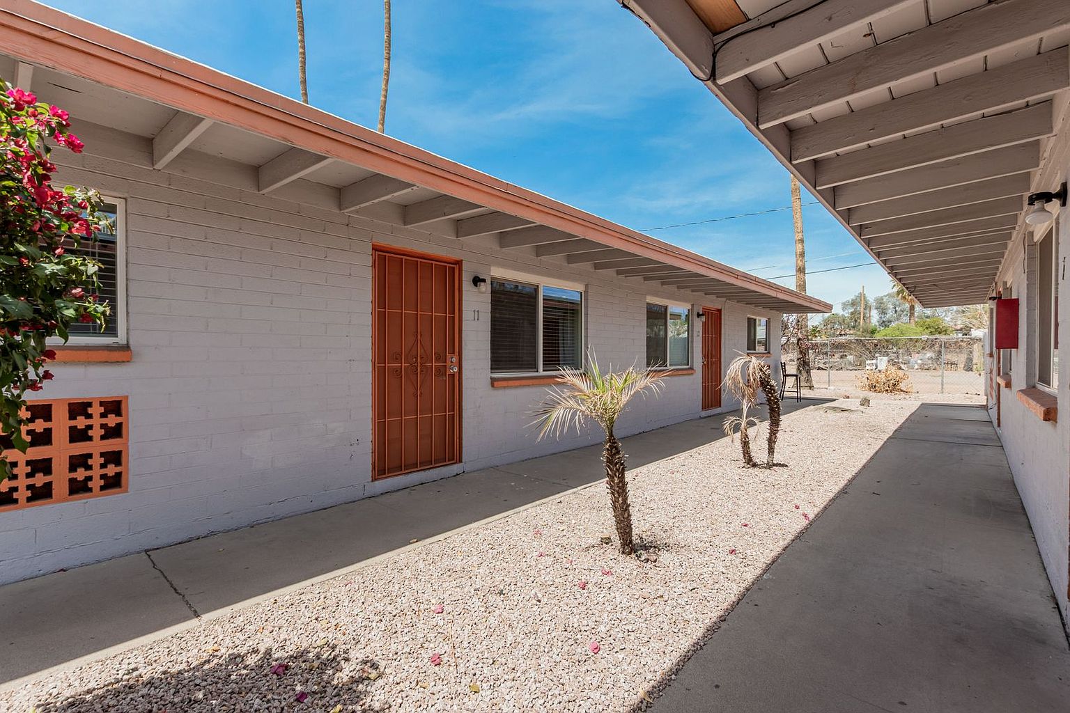 Las Palmas Apartments photo 5