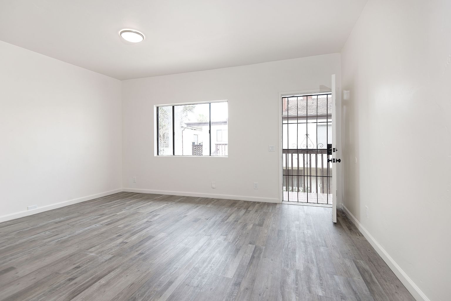 4357 Illinois St photo 2