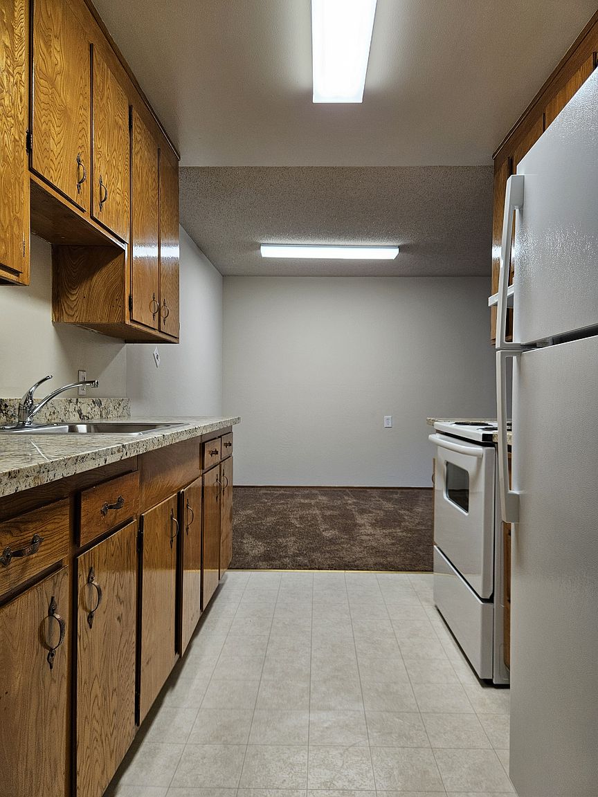 1064 E St photo 5