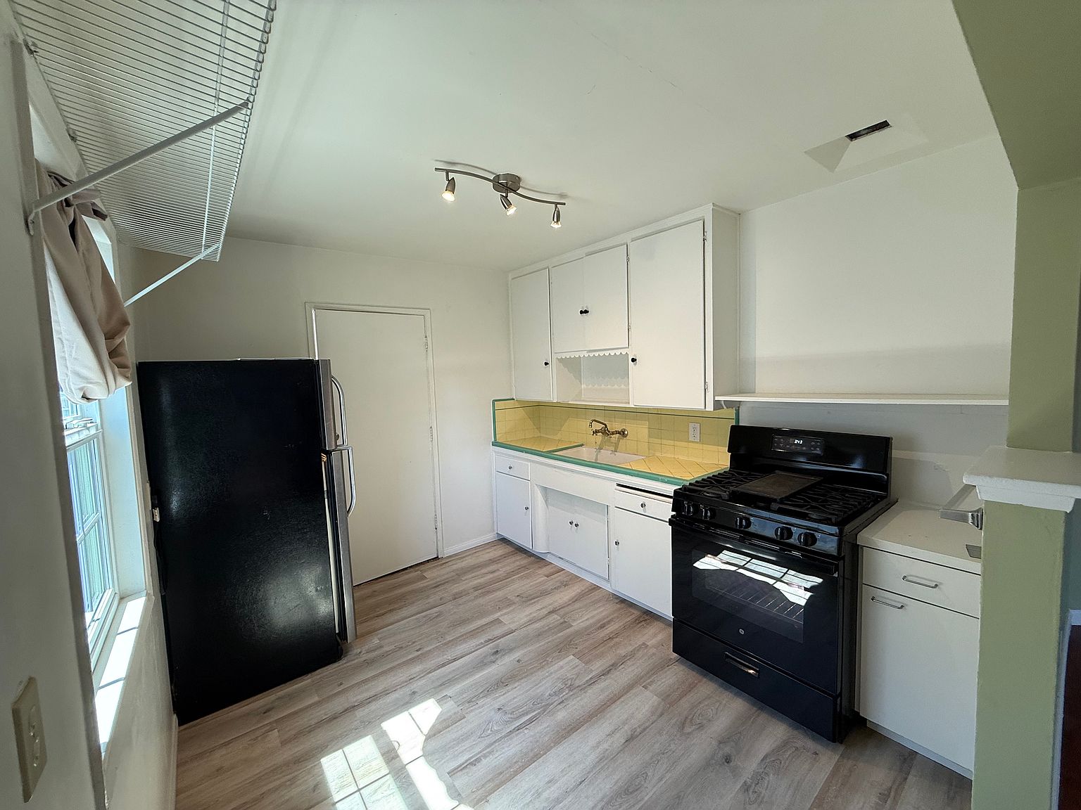 1247 Tobias Dr photo 2