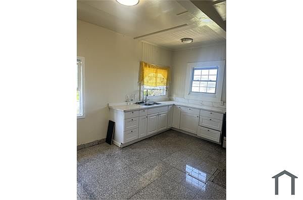 826 Mead Ave photo 5