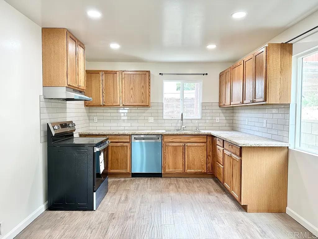 8778 Dallas St photo 4