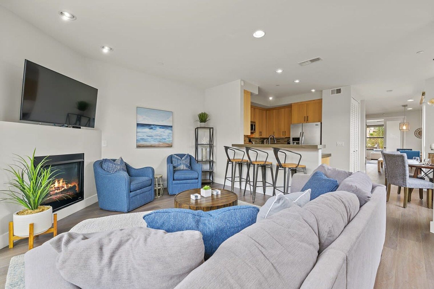 1328 Thomas Ave photo 2