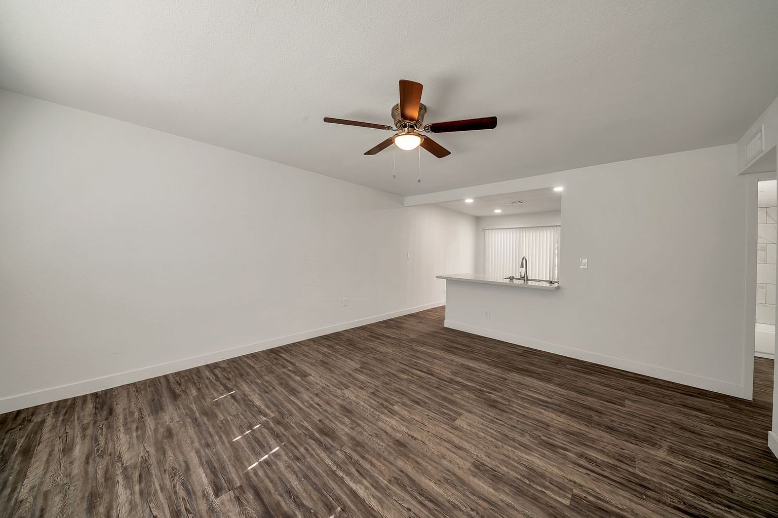 2 beds  1.0 baths (850 sqft) photo 2