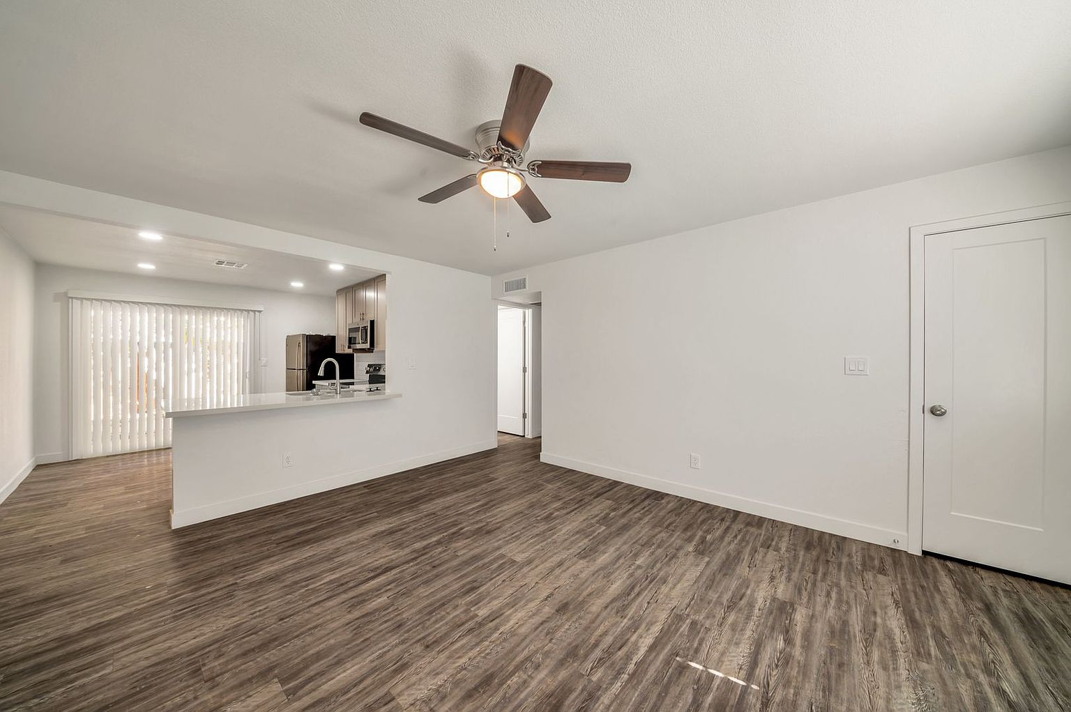 2 beds  1.0 baths (850 sqft) photo 5