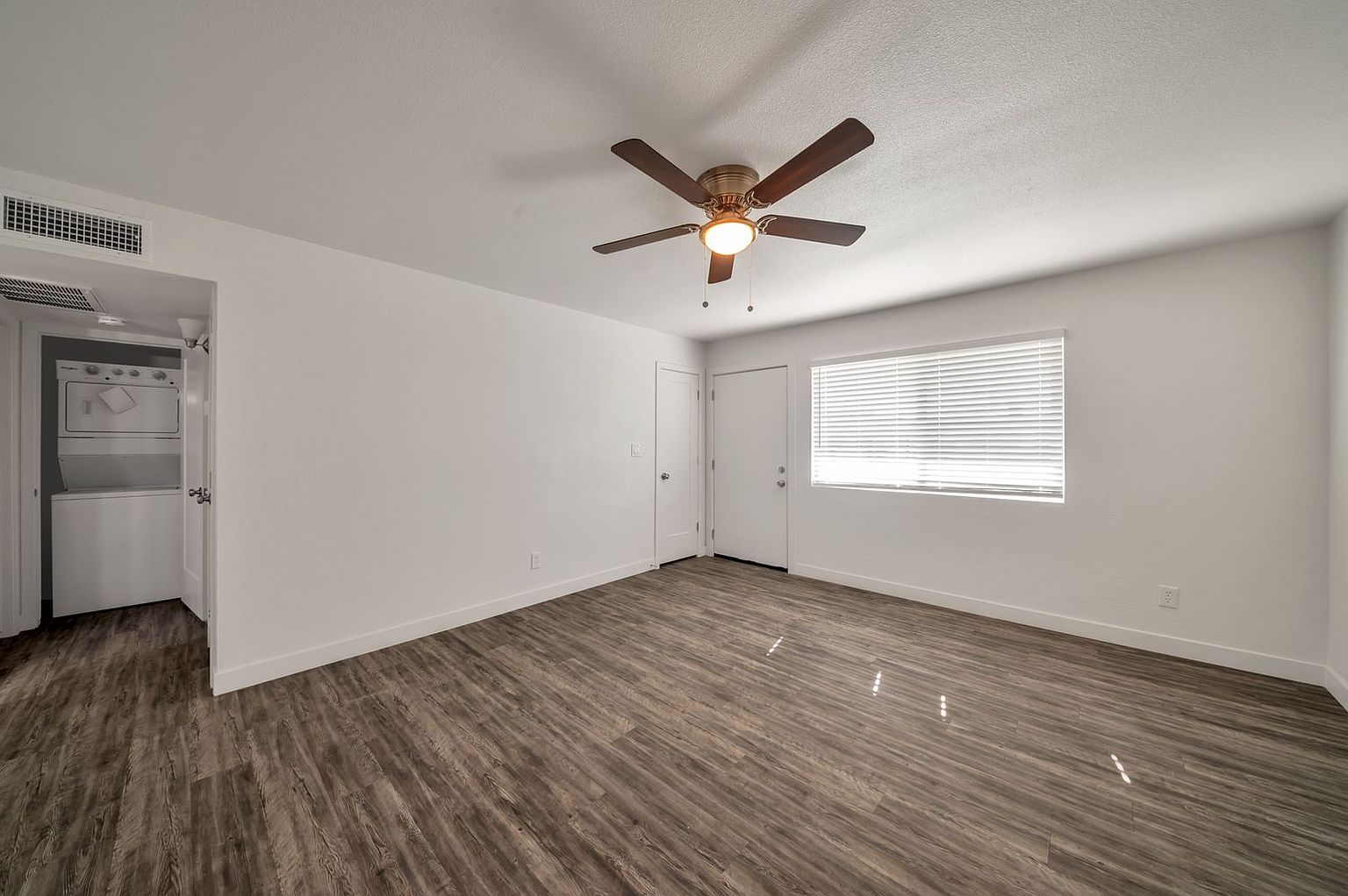 2 beds  1.0 baths (850 sqft) photo 3