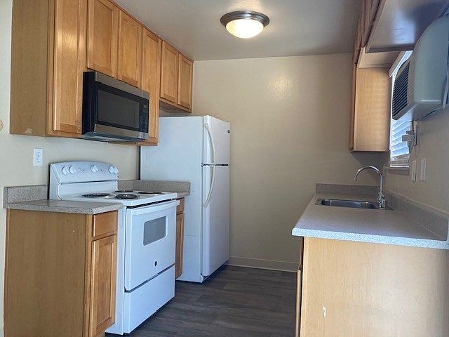 415 Susana St photo 3
