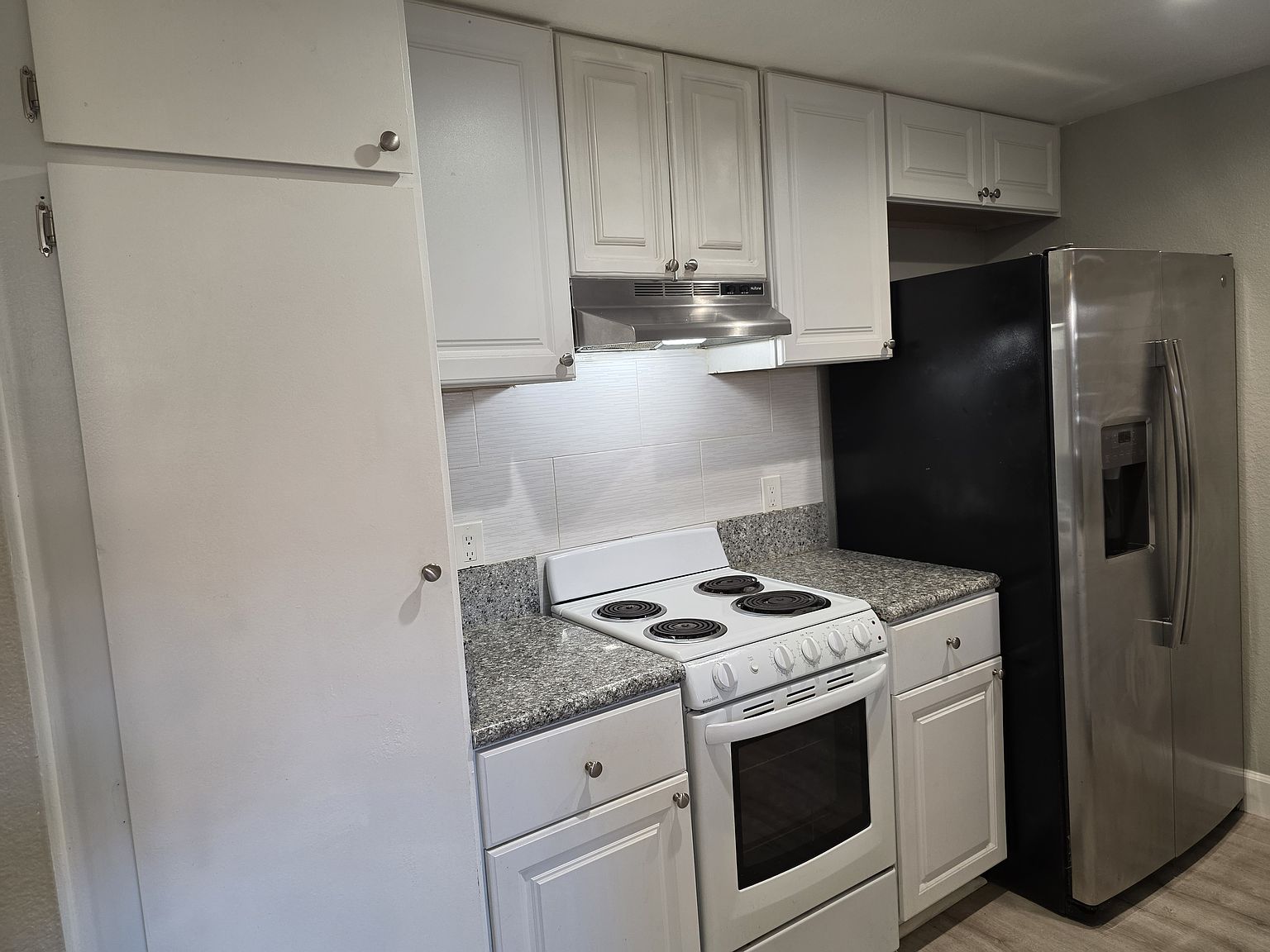 871 W San Ysidro Blvd photo 2