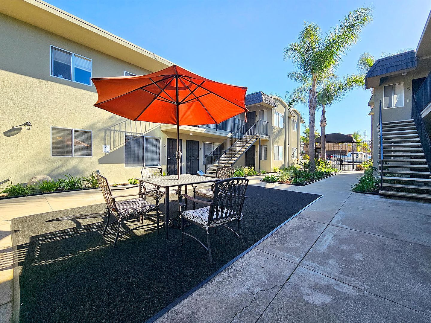 1 beds  1.0 baths (575 sqft) photo 2