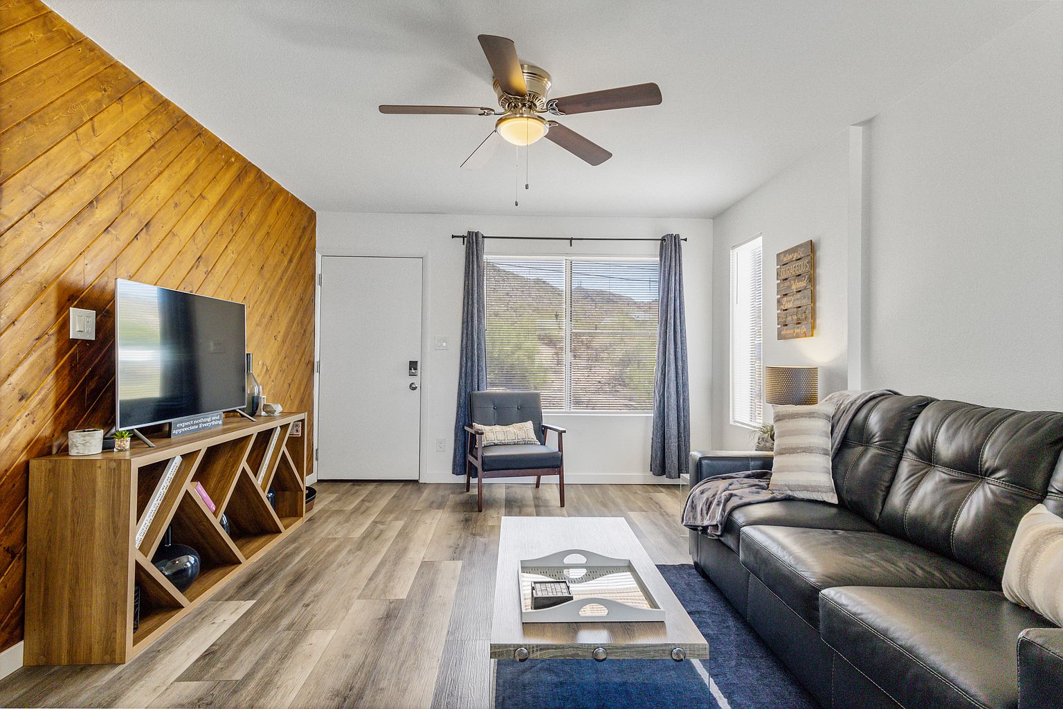 1502 W Shangri La Rd photo 2