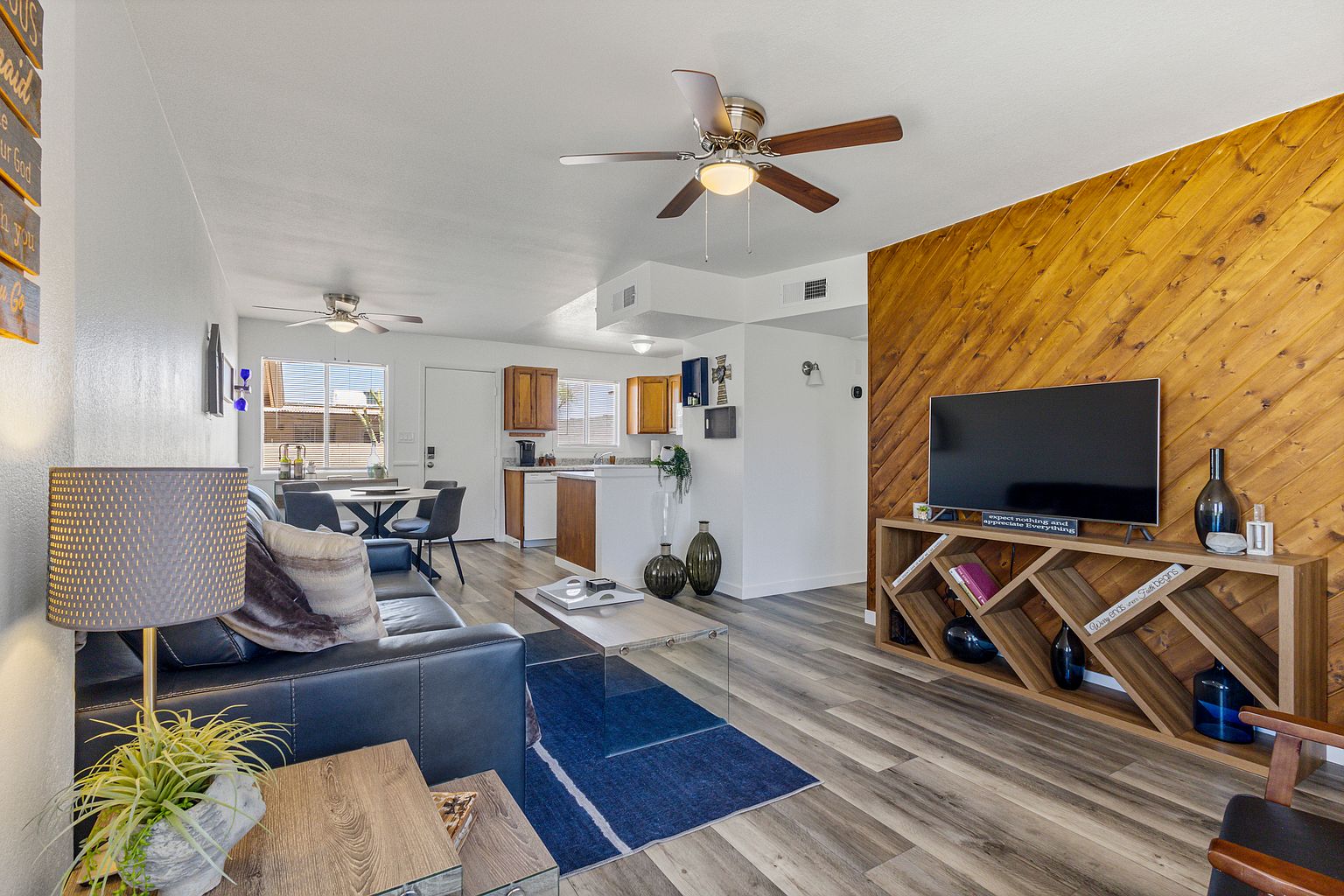 1502 W Shangri La Rd photo 3