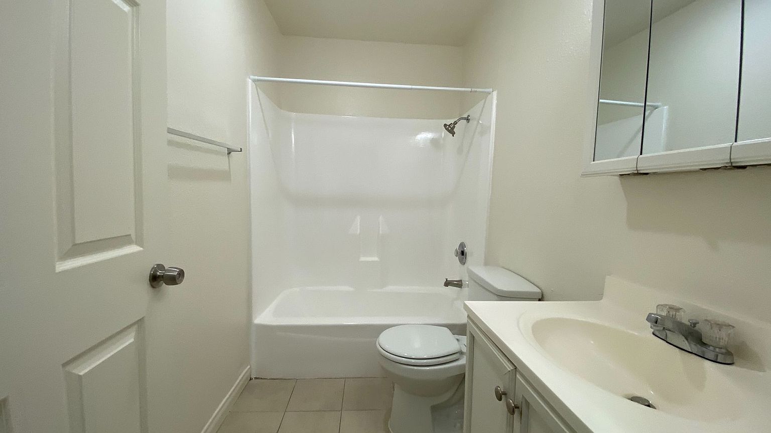 1 beds  1.0 baths photo 3