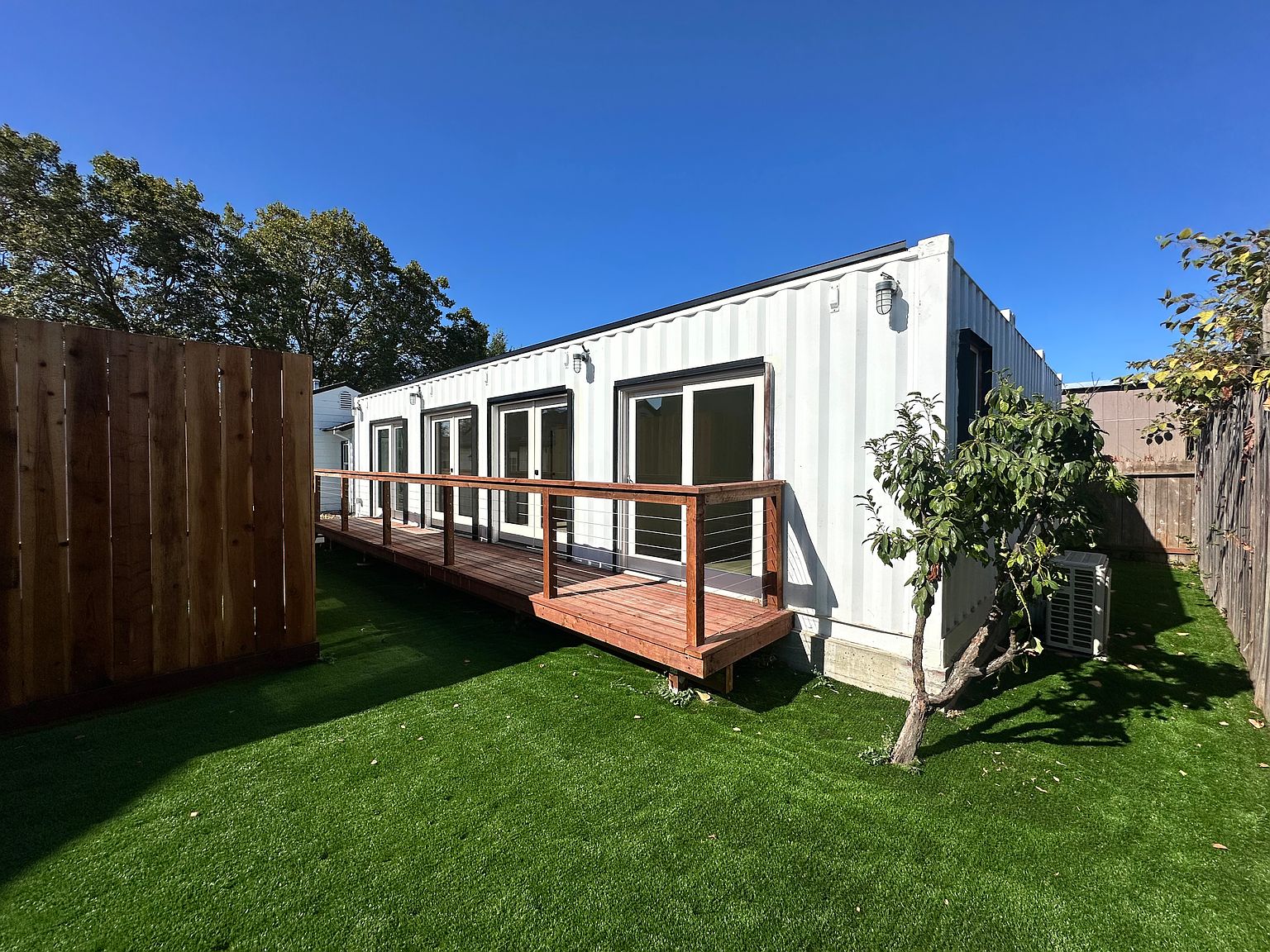553 Flower Ave photo 2