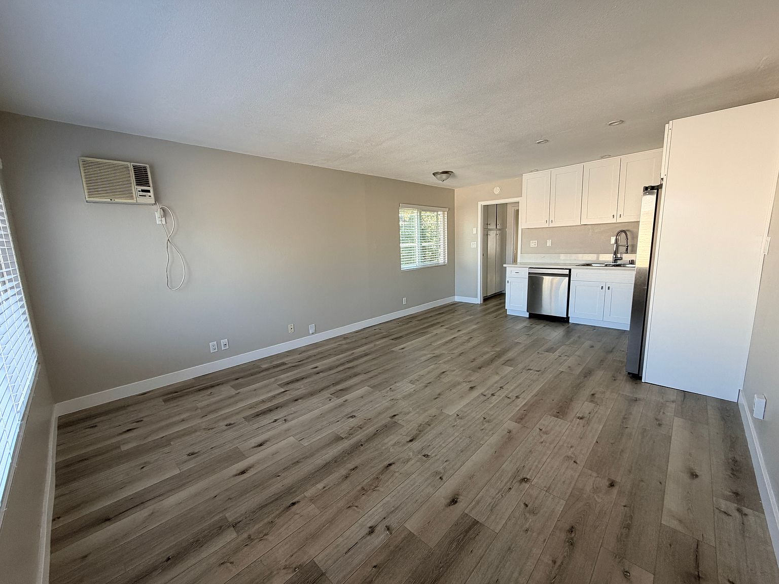 2205-2217 Poinsettia Dr photo 4