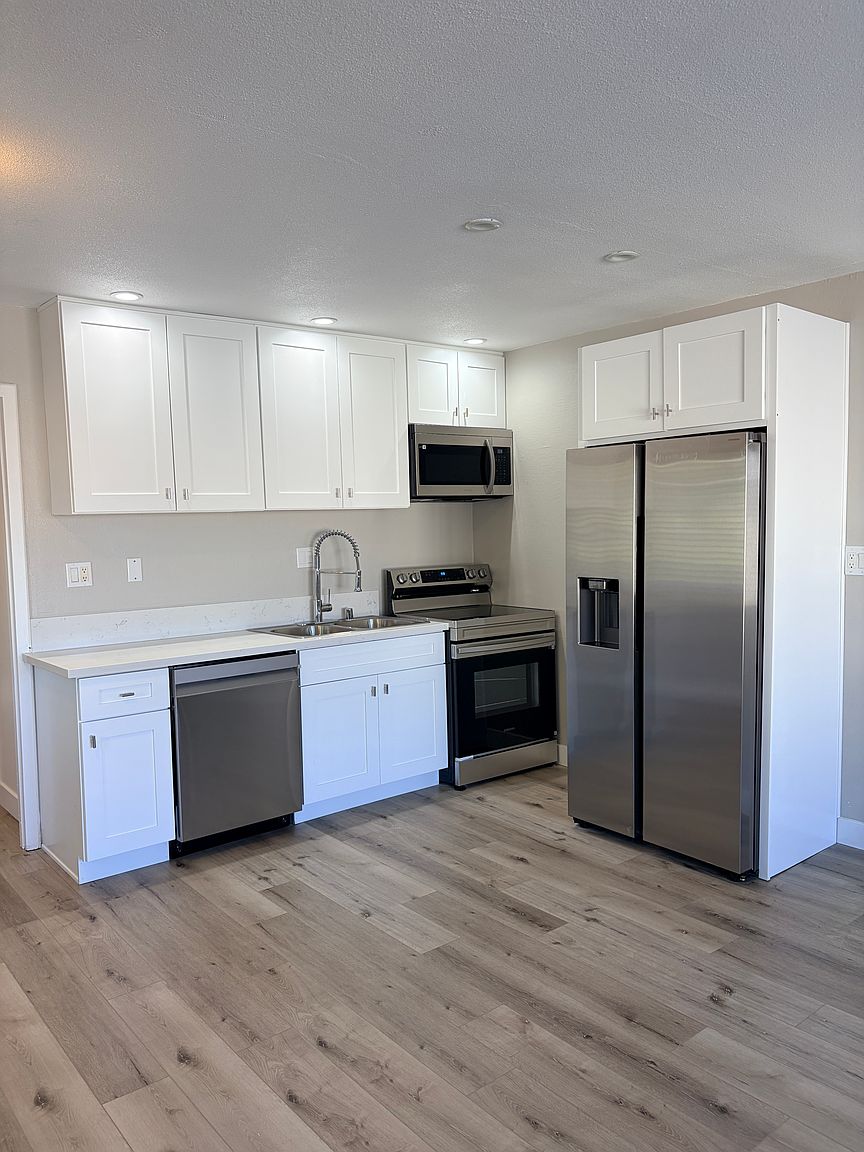 2205-2217 Poinsettia Dr photo 3