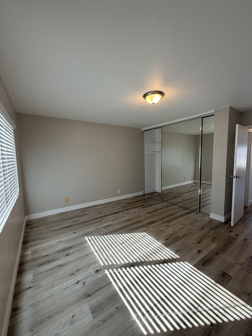 2205-2217 Poinsettia Dr photo 5