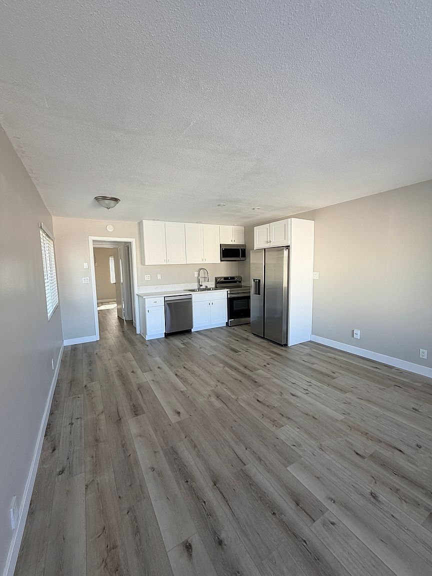 2205-2217 Poinsettia Dr photo 2