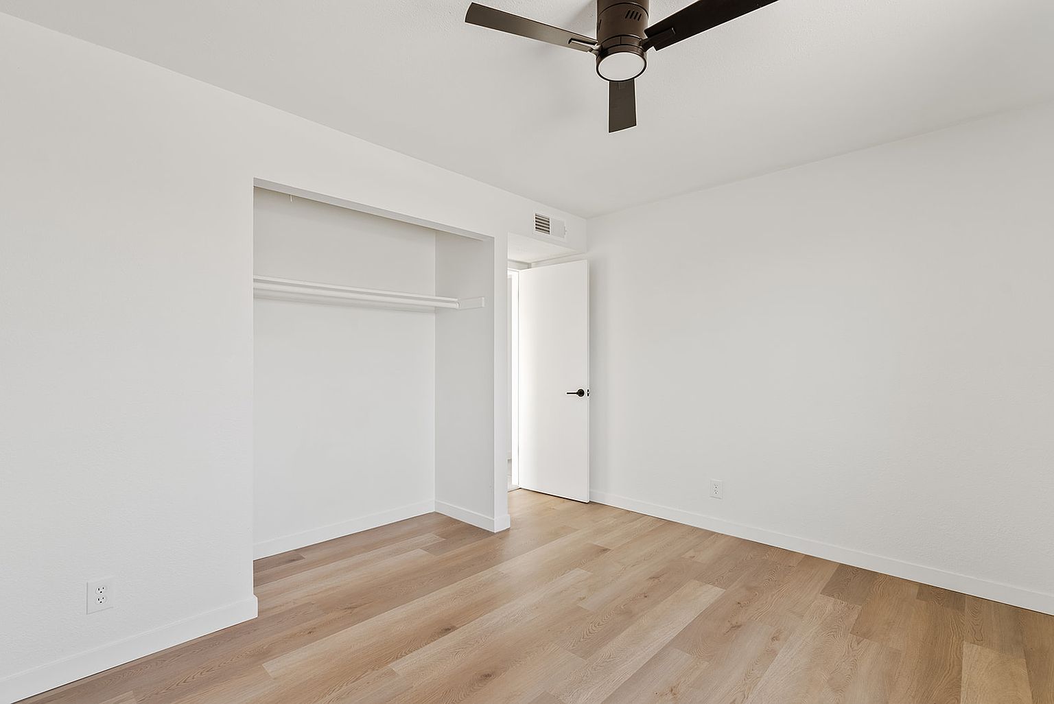 301 W Desert Dr photo 2