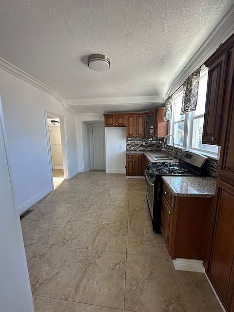 560 Madison St photo 5