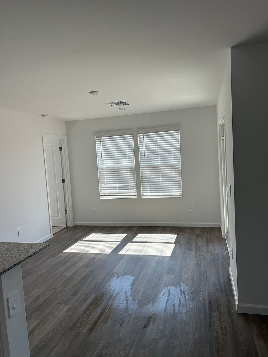1124 N 13th Pl photo 5