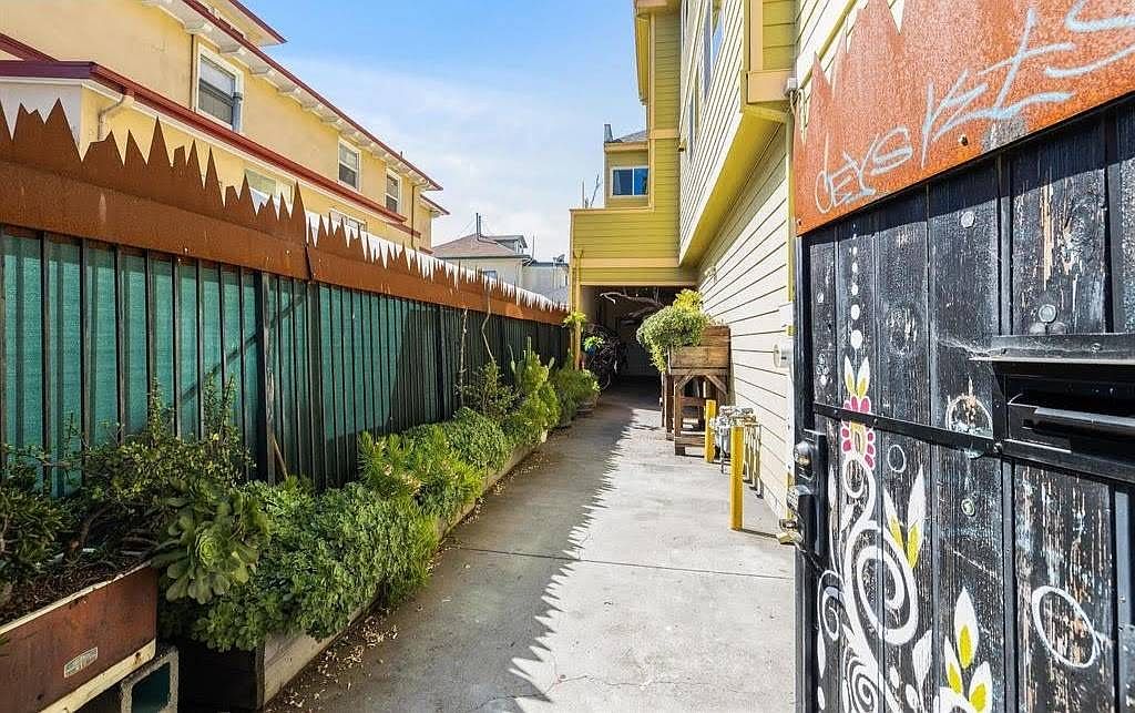 439 International Blvd photo 3