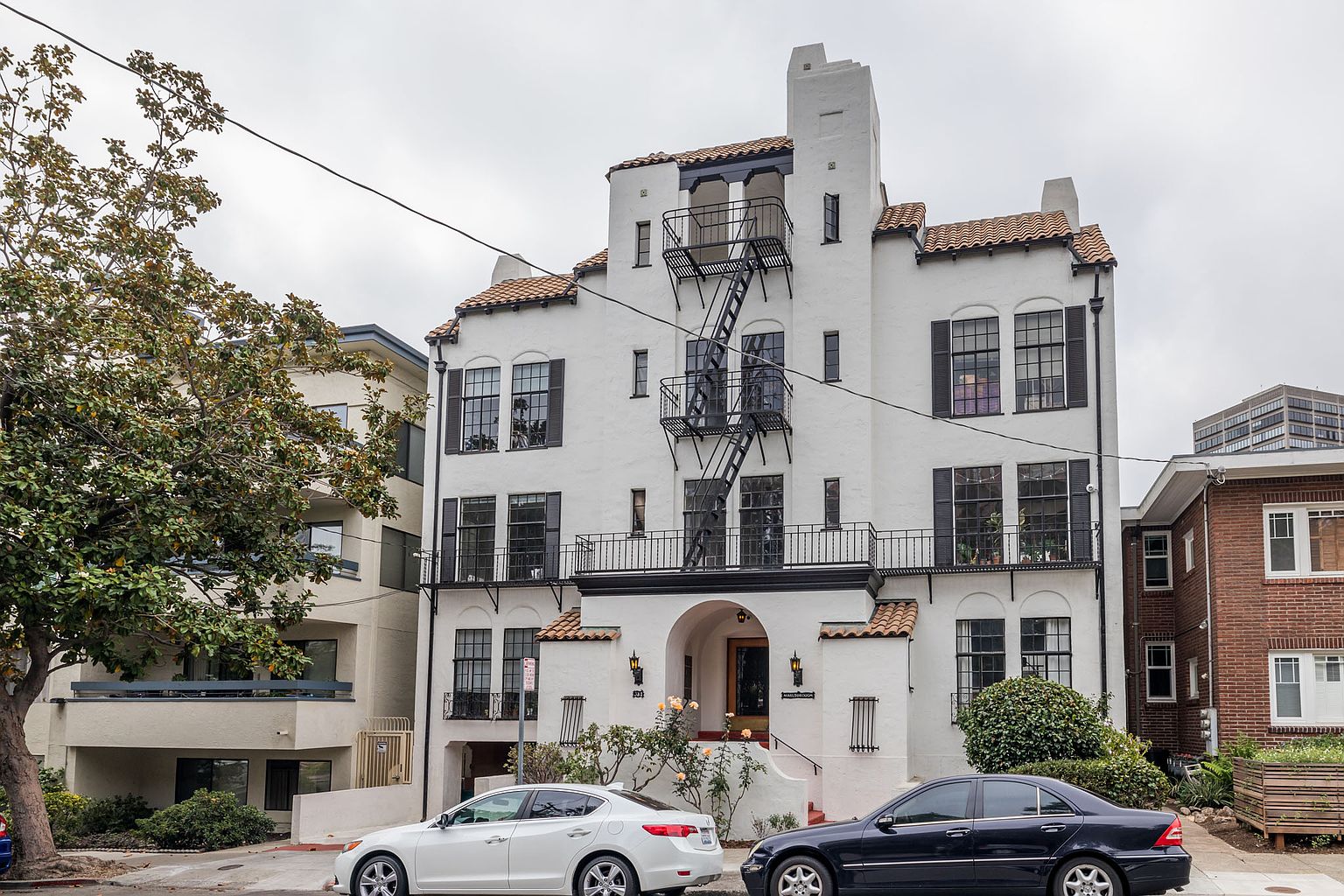 381 Belmont photo 4