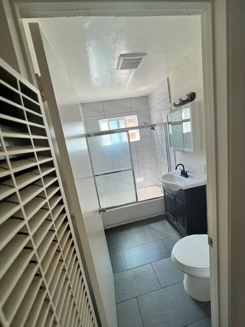 991 Ravenscourt Ave unit 995-04 photo 3