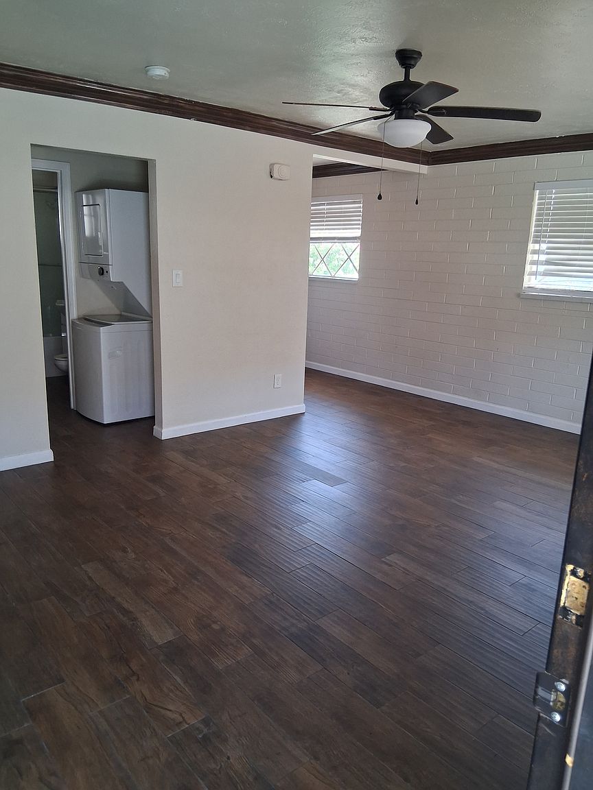 3426 N Miller Rd photo 2