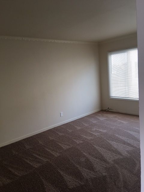 137 E Moltke St photo 3