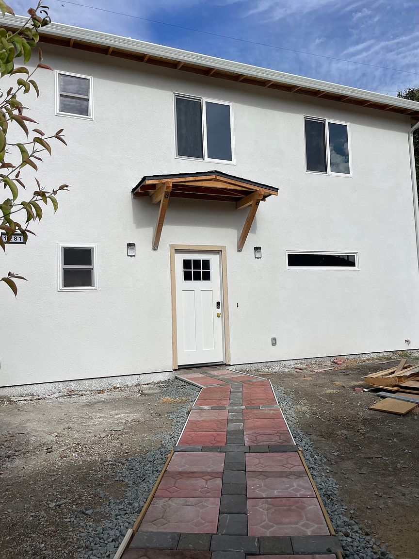 1281 Las Palmas Dr photo 3