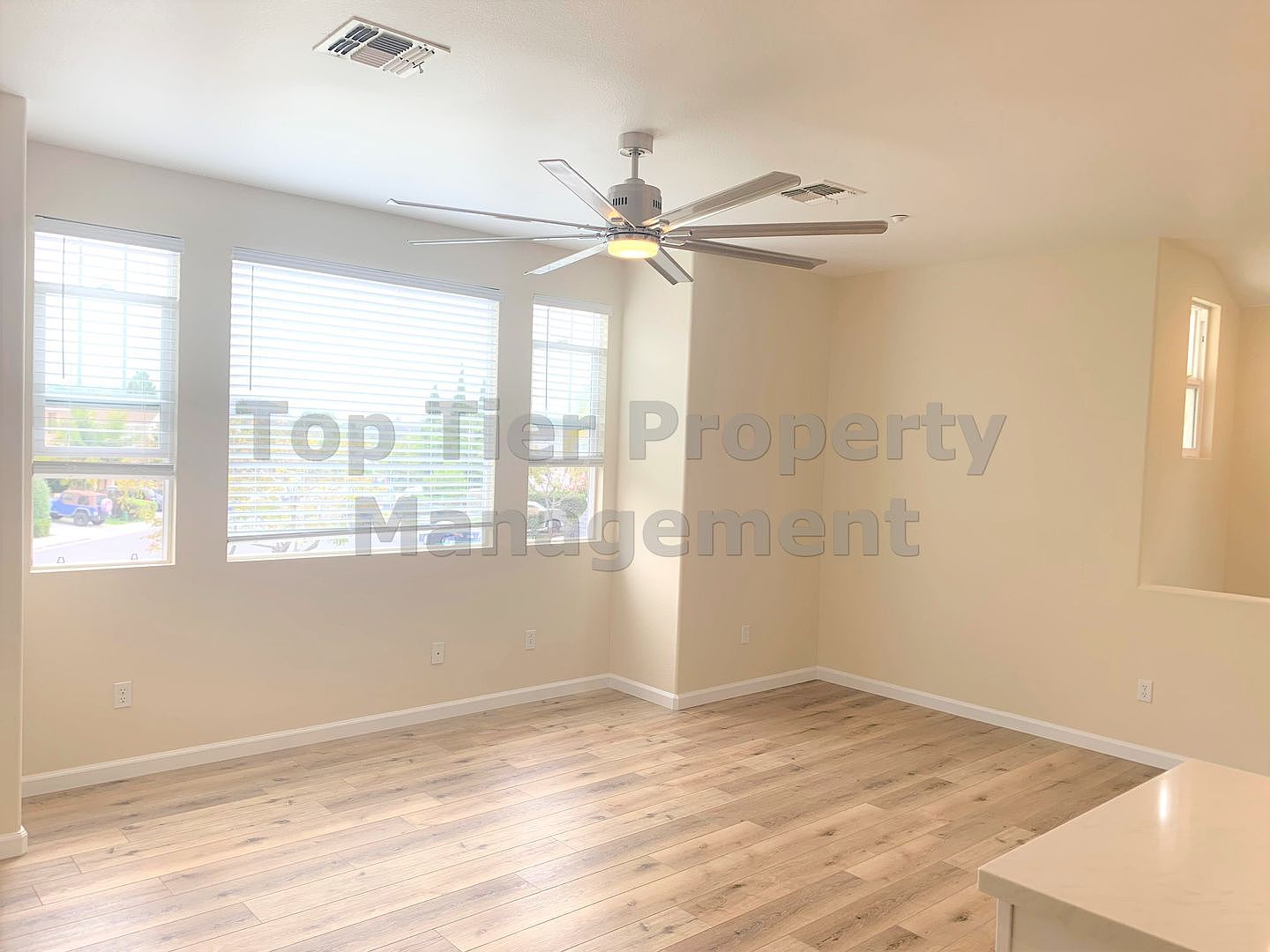 5573 Coyote Ct photo 3