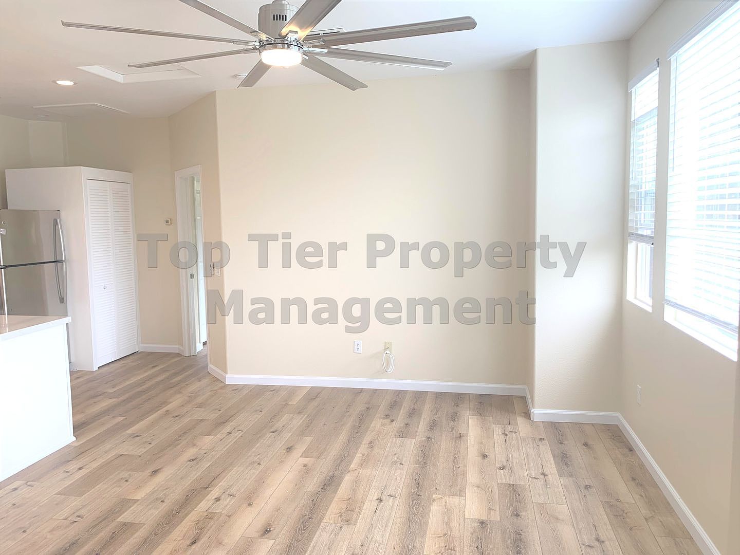 5573 Coyote Ct photo 2