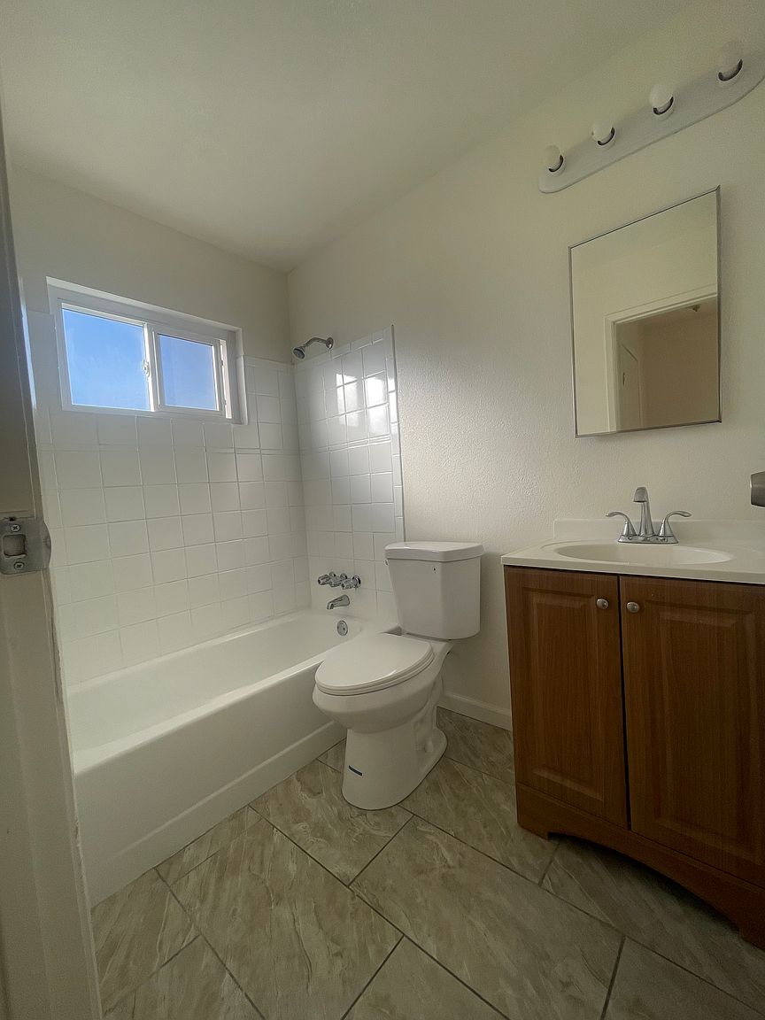 2816 Cutting Blvd photo 2