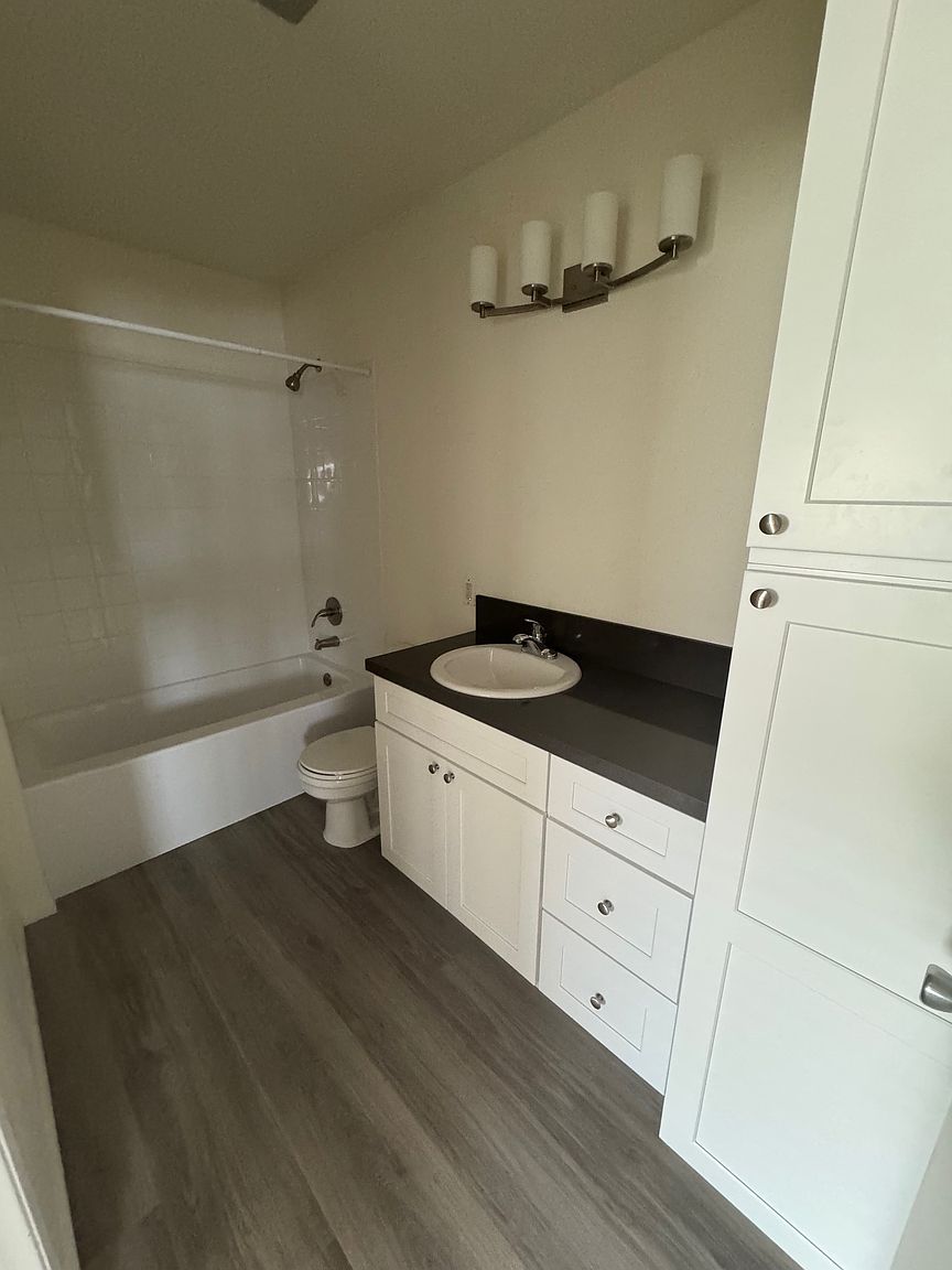 5672 Riley St photo 2