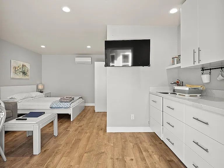 228 E Julian St photo 4