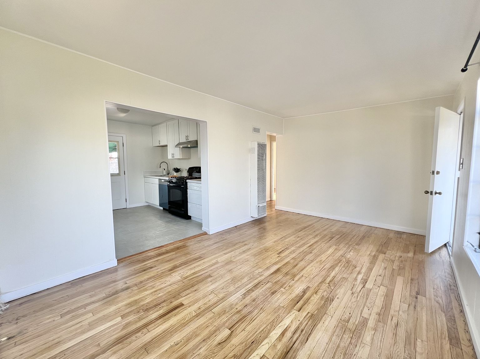 4626 50th St photo 3